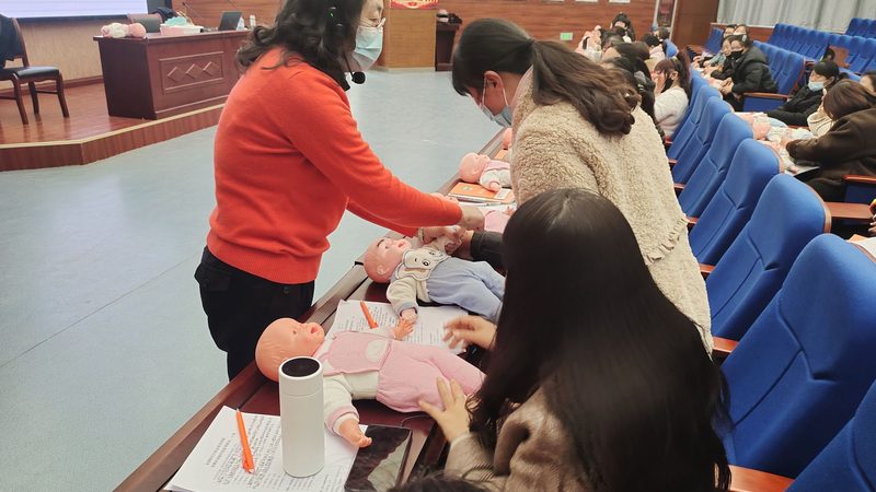 婴儿洗澡盆的设计应考虑到以下因素：